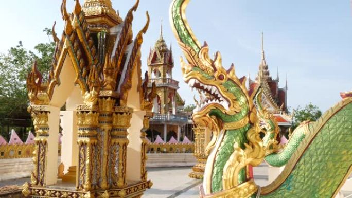 东方寺庙院子里的绿龙。阳光灿烂的日子，绿龙雕像位于亚洲传统神社的院子里。Wat Plai Laem。