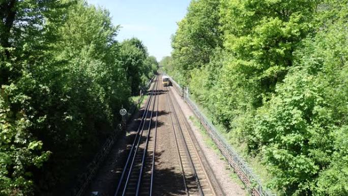 奇尔特恩线165级涡轮增压柴油列车在伦敦马里波恩到艾尔斯伯里路线上行驶