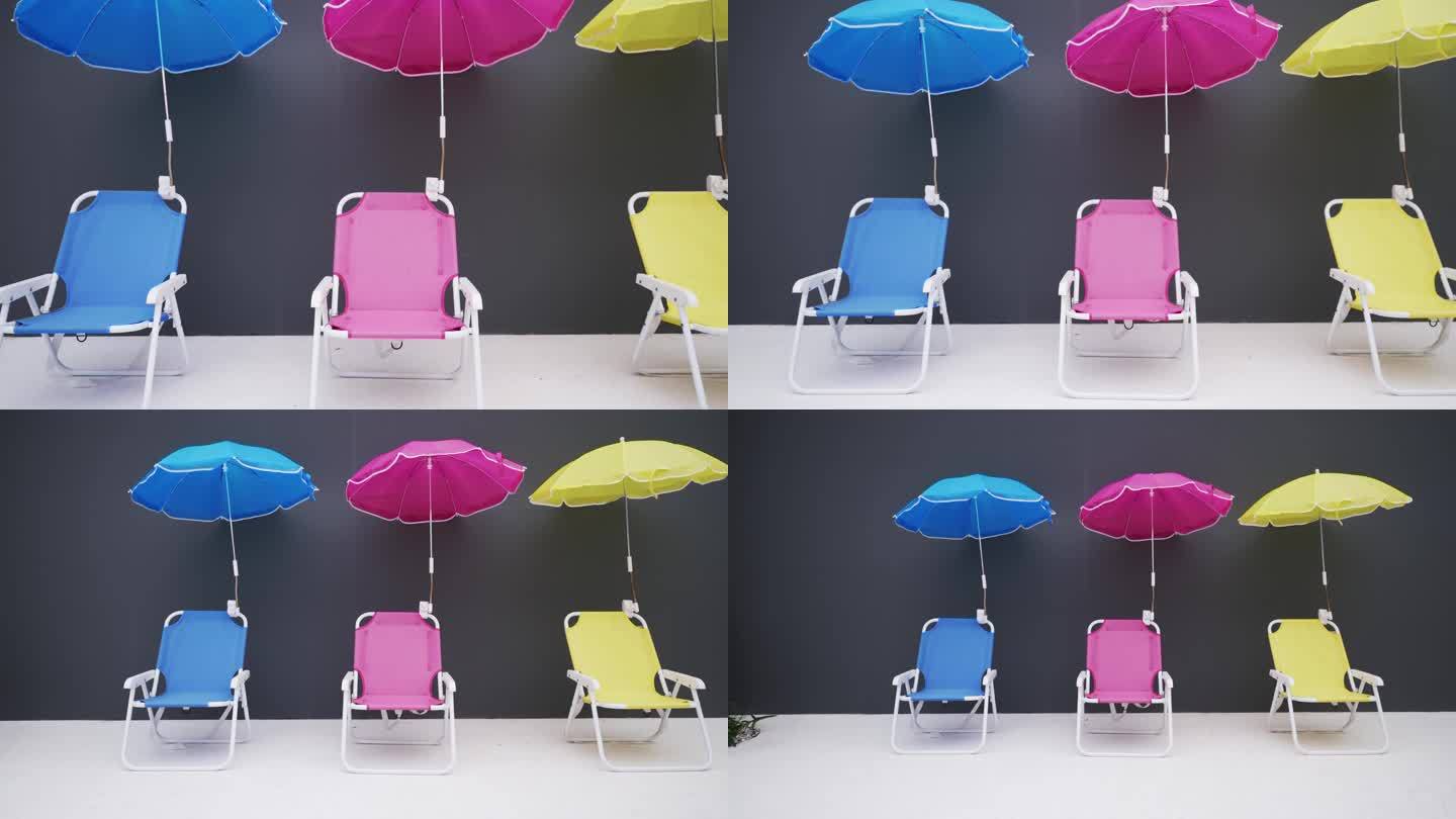 户外泳池彩色沙滩椅和遮阳伞