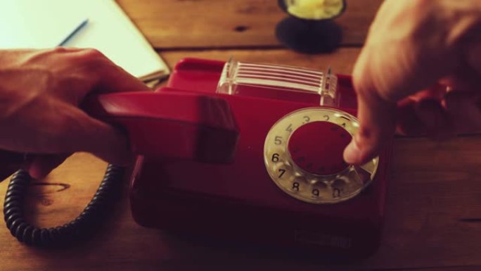 在旧的复古旋转电话上手工拨打一个号码。多莉开枪