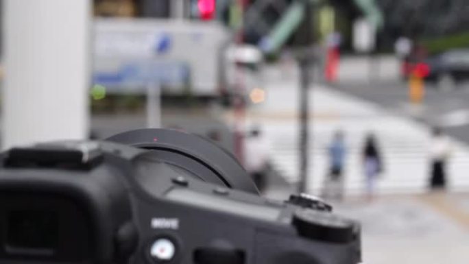 照片记录了人们在日本通过相机过马路