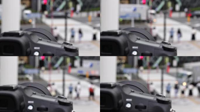 照片记录了人们在日本通过相机过马路