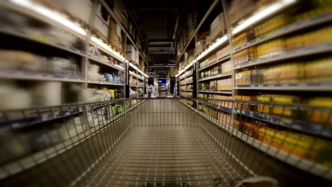 购物车穿过大卖场购物中心的过道
