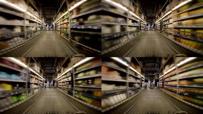 购物车穿过大卖场购物中心的过道