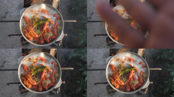 小龙虾在水中煮香料和香草。热煮小龙虾。龙虾特写。顶视图。