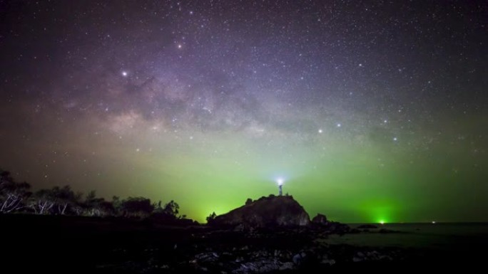 夜间多云天空上的银河系和星星的时间圈数