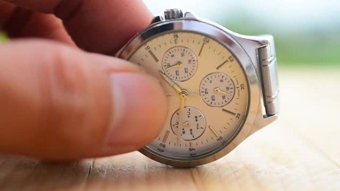 木表上的手表，用于日常检查时钟和时间