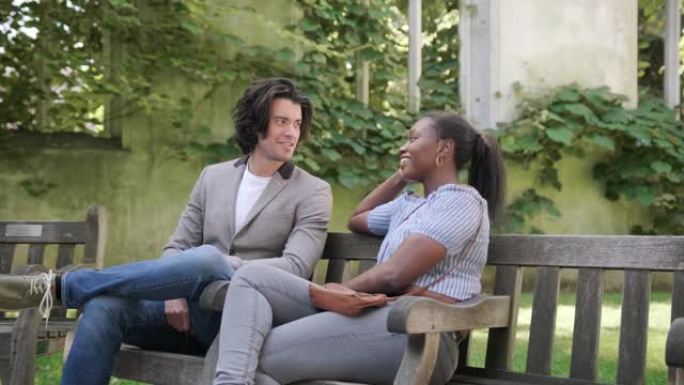成熟的异性恋夫妇坐在伦敦的长凳上