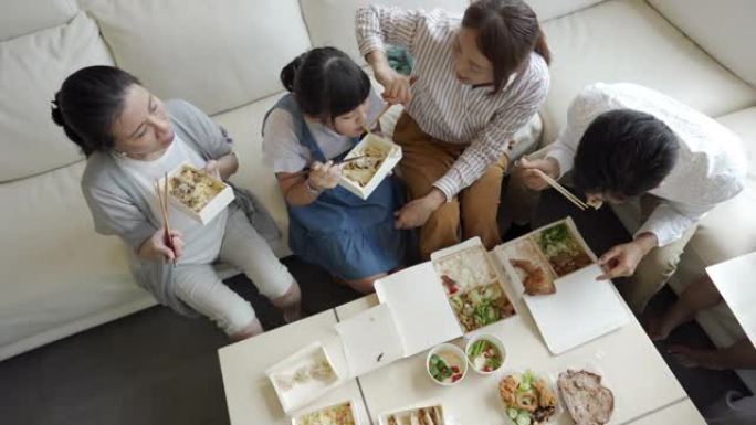 台湾一家人在客厅吃午餐