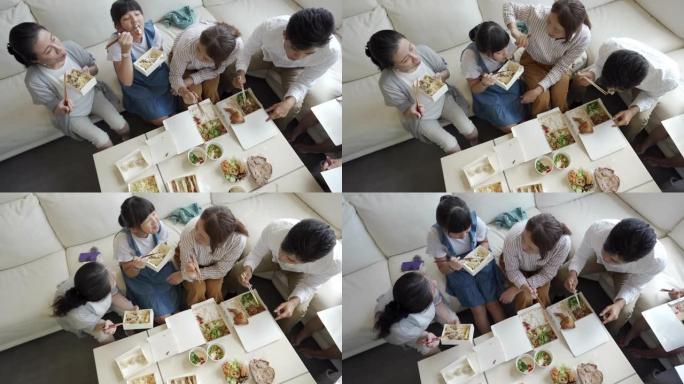 台湾一家人在客厅吃午餐