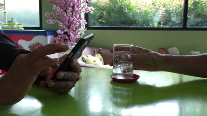 男人在餐厅使用智能手机