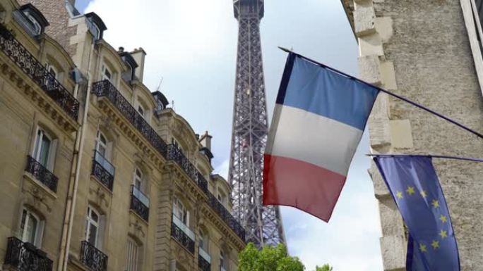 法国国旗和埃菲尔铁塔的景色