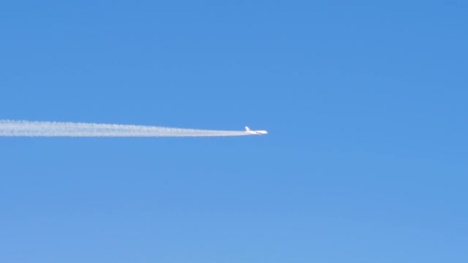 飞机在无云的蓝天中飞行