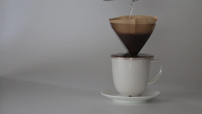 滤纸上的滴漏咖啡杯新鲜热咖啡