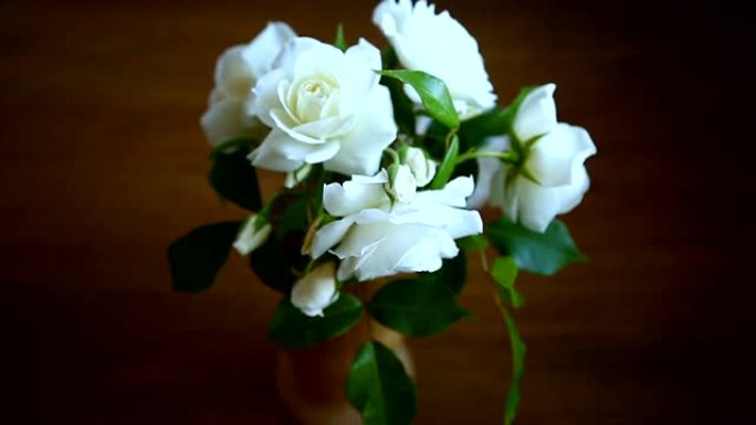 餐桌上有一束美丽的白玫瑰