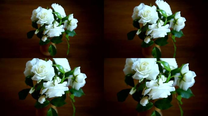 餐桌上有一束美丽的白玫瑰