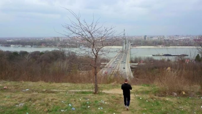 摄影师在诺维萨德的多瑙河上拍照