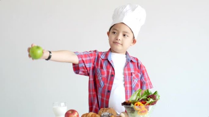 亚洲小男孩展示像水果和蔬菜一样，概念健康食品强健身体