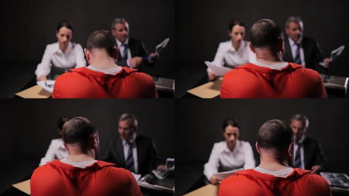 两个侦探在审讯室里和一个犯人谈话