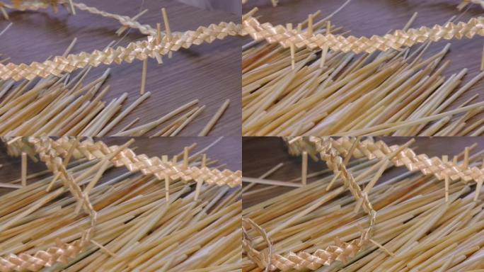 稻草的装饰。装饰。片段。产品由稻草制成。手工制作的老式稻草装饰。
