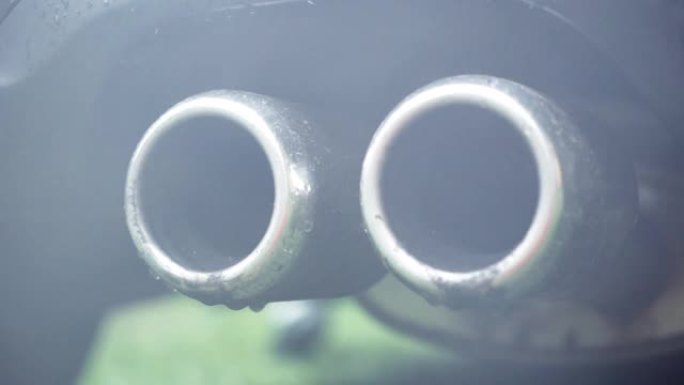 废气从跑车的孪生排气管排出