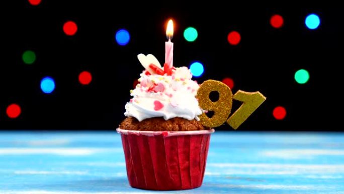 美味的生日蛋糕，蜡烛燃烧，彩色模糊灯光背景上有91号