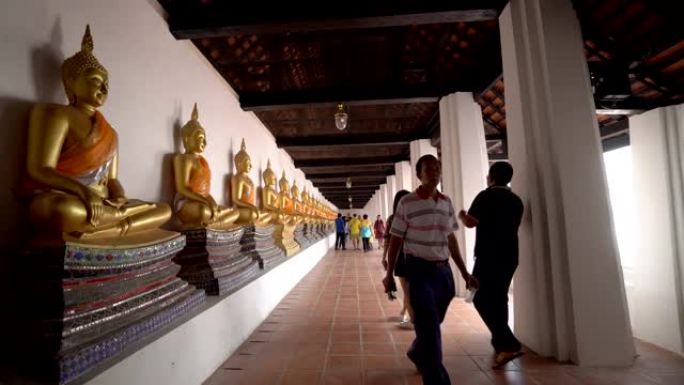 许多有许多佛教和游客的金佛来表示敬意。