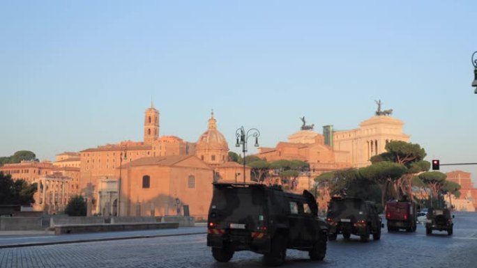 意大利罗马-2018年10月20日: 在阳光明媚的夏日早晨，两辆军用卡车在Via Dei Fori 