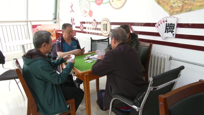 老年人在打扑克牌养老社区活动室打牌娱乐