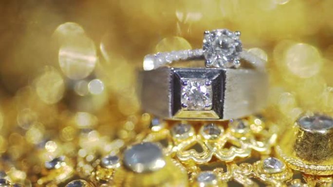 金色纹理背景的结婚戒指。婚礼主题。