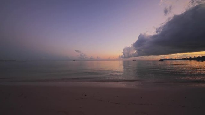 蓝天下的热带海浪和异国海滩