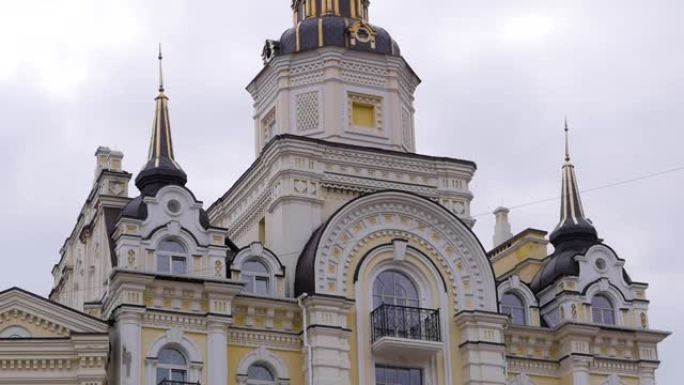 乌克兰基辅的全景历史建筑。慢动作。
