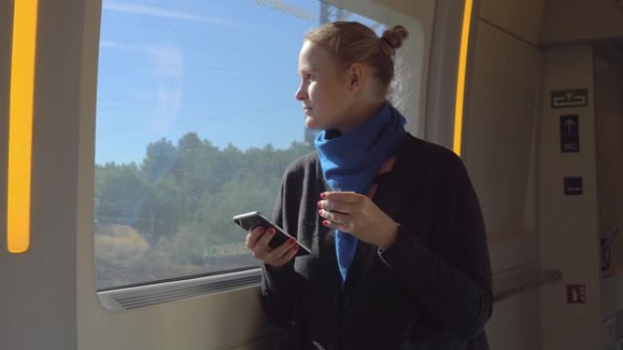 通勤火车上的女人穿过隧道