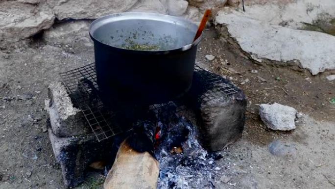 Madı mak大型花盆正在烹饪，madı mak食物作为新鲜草消耗，虎杖草到火鸡，