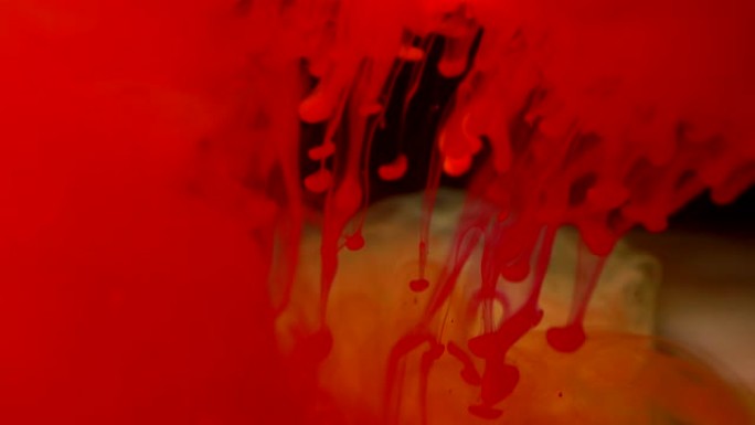 红色油漆墨水以慢动作倒在玻璃上，墨迹落下，抽象的烟雾爆炸。