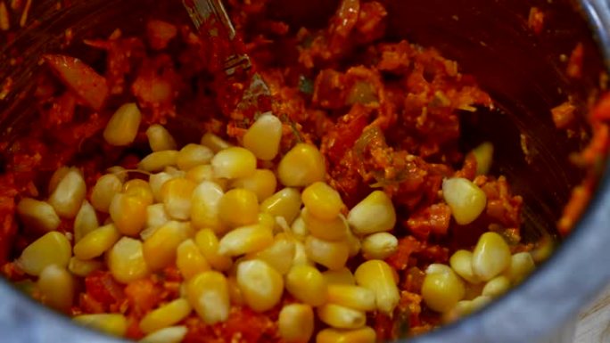 印度孟买街道街头食品中的玉米特写
