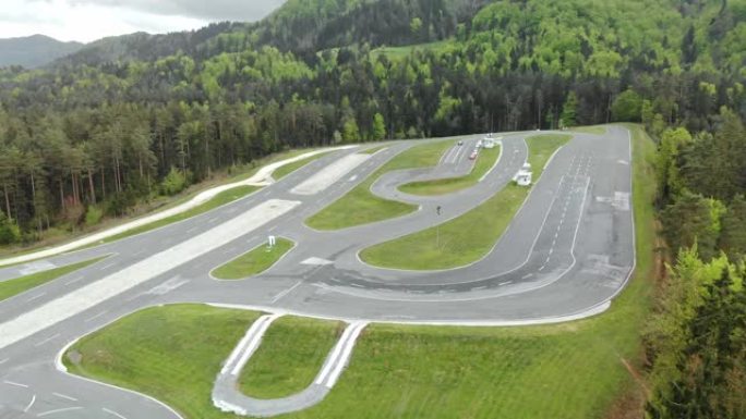无人机飞越斯洛文尼亚乡村的安全驾驶中心