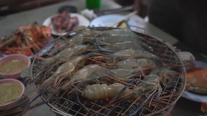 虾或虾在炭炉上烤烧烤海鲜，泰国一家受欢迎的餐厅的海鲜自助餐菜单。