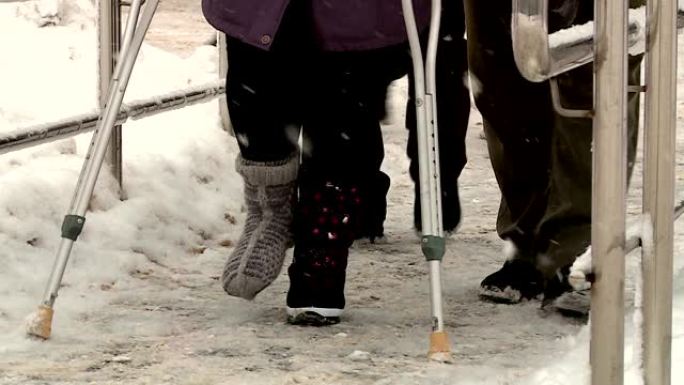 冬天拐杖走路的断腿女人