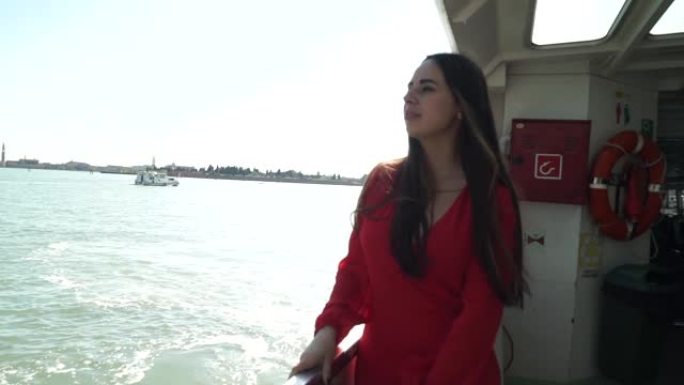 一个年轻女孩在船上旅行。女人脸上严肃体贴的表情。
