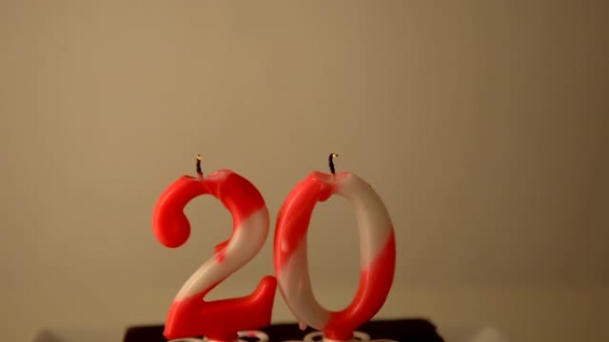 20岁生日蛋糕和吹蜡烛