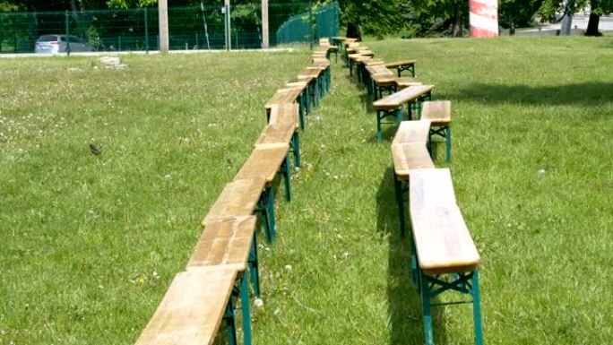 草地公园上的长木凳