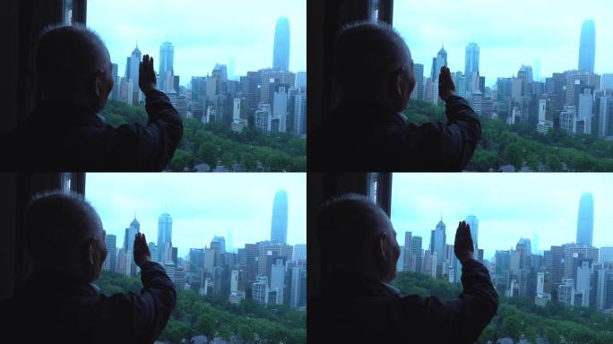 高级建筑工人碰上香港建筑物的窗户