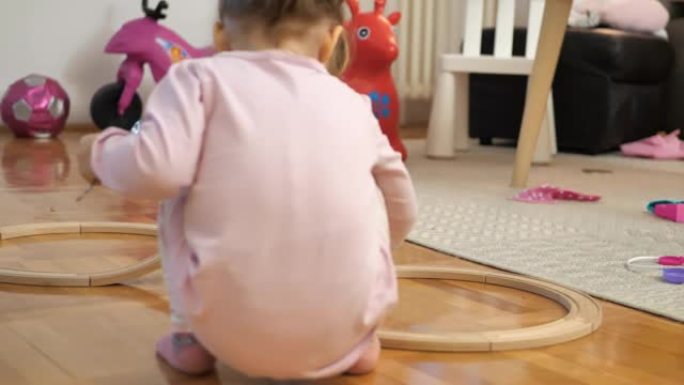 两岁女孩玩木制火车玩具