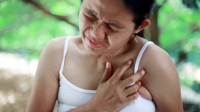 年轻女子胸部疼痛，年轻女子身体疼痛。健康问题和医疗保健概念