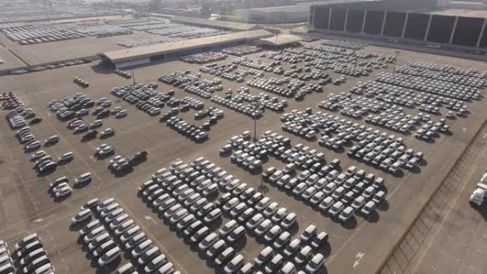 4k鸟瞰图，在国际港口出售的数千辆新车，进出口库存