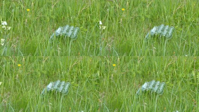 外面草地上的塑料鸡蛋托盘