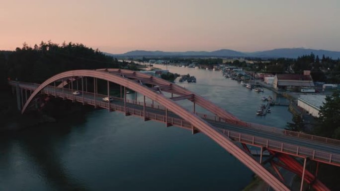 彩虹桥和华盛顿Swinomish海峡的鸟瞰图