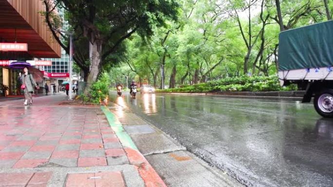 台北交通，豪雨。助力车无处不在，典型场景