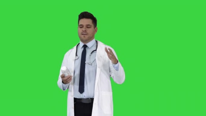 临床医生医生在绿屏上展示药物并与相机交谈，色度键